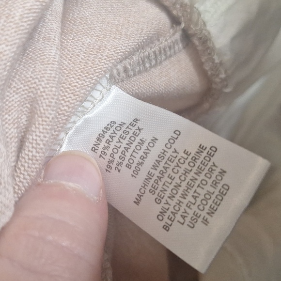 DEREK HEART SIZE SMALL COLD SHOULDER PINK SWEATER WITH RUFFLE HEM - Picture 6 of 6